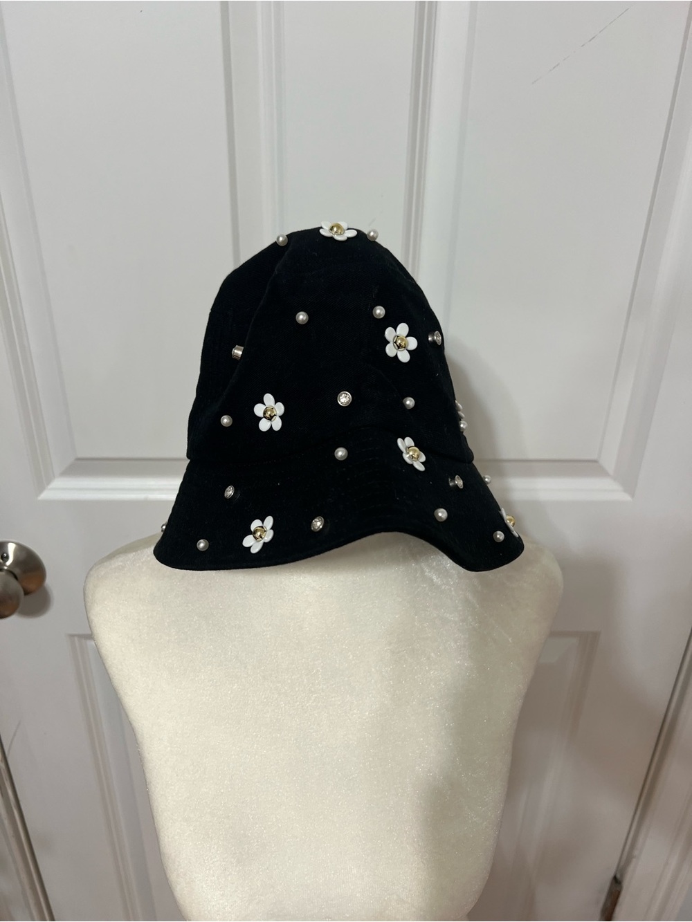 Black Floral Pearl Bucket Hat - Women's Fashion Accessory